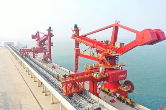 Screw ship unloader applied at seaport terminal
